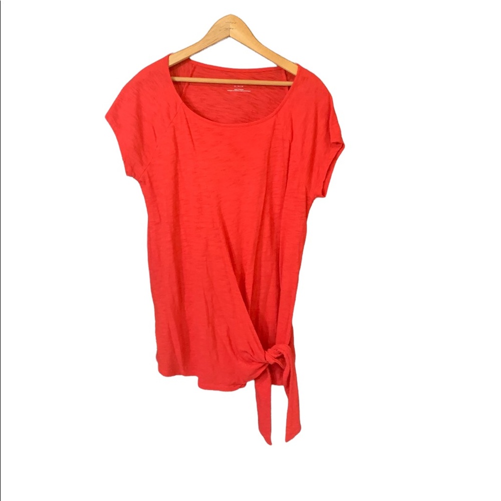 Motherhood Maternity shirt that ties in the front on the side Coral in color.